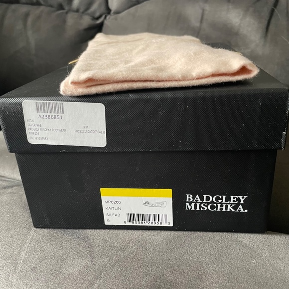 Badgley Mischka Kaitlin flats Brand new never worn SZ 9 - Picture 2 of 3